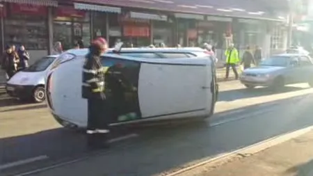 Accident în Capitală. O maşină s-a răsturnat pe linia de tramvai