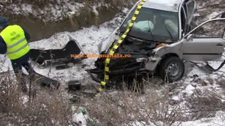 Autoturism, aruncat într-un şanţ de un tren marfar. Şoferul nu a putut opri din cauza poleiului VIDEO