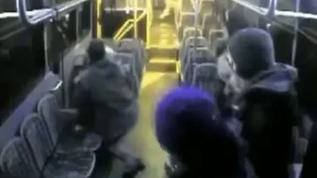 Scene şocante într-un autobuz: Un bărbat a scos arma din senin şi a tras spre un pasager VIDEO