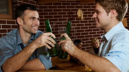 Un studiu oferă scuza perfectă: De ce e bine pentru bărbaţi să meargă la bar?