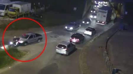 SCENE ŞOCANTE în trafic. Un şofer a mers mai mulţi kilometri cu un CADAVRU înfipt în parbriz VIDEO