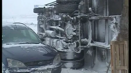 Un TIR s-a răsturnat pe calea ferată, la Călimăneşti