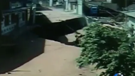 Brazilia: Case înghiţite de un crater URIAŞ, format din senin VIDEO