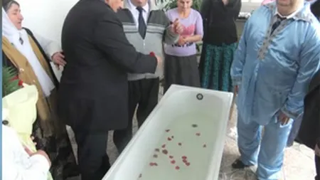 Dorin Cioabă a botezat o femeie de etnie romă într-o cadă de baie