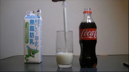 Experiment ŞOCANT. Ce se întâmplă dacă torni o picătură de LAPTE peste Cola VIDEO