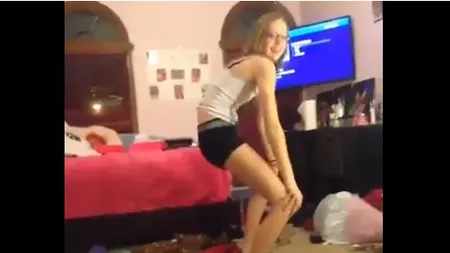 MORI de RÂS: O adolescentă SLABĂ încercă să dea din FUND şi să facă twerking. Rezultatul este dezastruos
