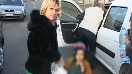 Prostituata din BACĂU care făcea SEX cu clienţii ÎN FAŢA COPILULUI EI de 4 ani, dusă la centrul maternal VIDEO