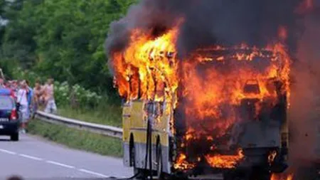 Un autobuz de persoane a ars ca o torţă în Iaşi VIDEO