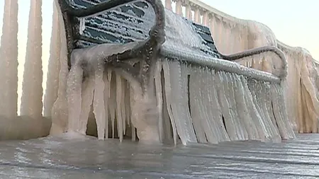 Gerul a creat adevărate sculpturi de gheaţă pe faleza din Constanţa VIDEO