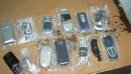 Tupeu incredibil. Un tânăr a sărit gardul Poliţiei de Frontieră ca să le dea deţinuţilor telefoane