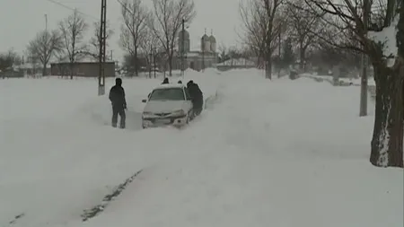 Prefectul din Brăila a rămas înzăpezit între Râmnicelu şi Gemenele VIDEO