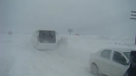 Autobuz plin cu pasageri, BLOCAT în zăpadă