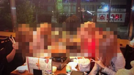 Japonezii, bântuiţi de o modă bizară. Vezi cum aleg să se fotografieze tinerii niponi GALERIE FOTO