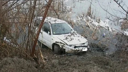 IUBIRE în marşarier. Cum au ajuns doi îndrăgostiţi cu maşina în Someş