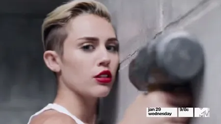 Miley Cyrus se URÂŢEŞTE: E de nerecunoscut cu dinţii strâmbi, perucă blondă şi în sânii goi, pentru MTV FOTO