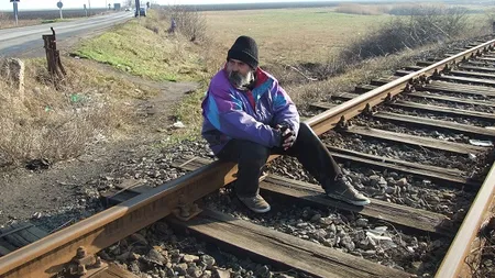 VIAŢA BATE FILMUL: Un timişean stă de ŞASE ANI în acelaşi loc: Pe calea ferată