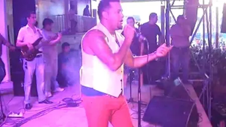 Concert TERIFIANT. Un cântăreţ se electrocutează pe scenă şi cade în public VIDEO DRAMATIC