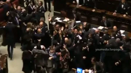 Parlamentul italian s-a transformat în ring de K1. Aleşii şi-au împărţit pumni şi picioare VIDEO