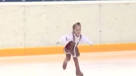 Are 2 ANI, dar PATINEAZĂ ca o PROFESIONISTĂ VIDEO