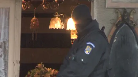 Descinderi cu scandal la romii din Târgu Jiu. Oamenii s-au răzbunat pe jurnalişti