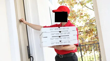 ABJECT: Un tânăr care livra PIZZA la DOMICILIU arestat, după ce a fost filmat într-o situaţie JENANTĂ FOTO