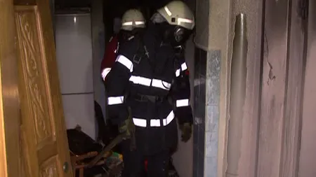 Incendiu cu scandal. Casa arde, proprietarul e supărat pe intervenţia pompierilor VIDEO