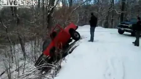 Operaţiunea de salvare a mers prost. Maşina a ajuns pe fundul unei râpe VIDEO