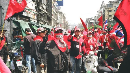Stare de URGENŢĂ în Thailanda: Liderul Cămăşilor Roşii a fost ÎMPUŞCAT