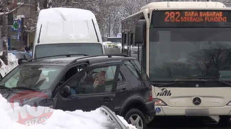 Asta da NESIMŢIRE. Vasile Şiman şi-a parcat bolidul în staţia de autobuz VIDEO