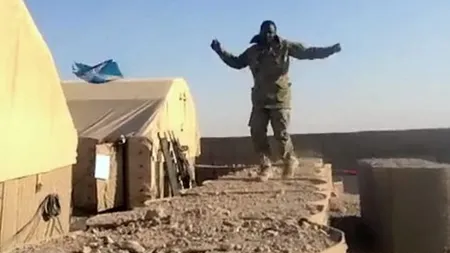 VEDETE PE INTERNET: Soldaţii britanici din Afganistan dansează pe melodia 