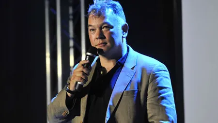 Un comedian britanic ironizează temerile privind un flux masiv de imigranţi români