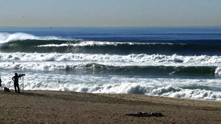 Făceau surf, dar nu bănuiau ce-i pândeşte. Lumea a fost şocată să vadă cât de aproape au fost de moarte FOTO