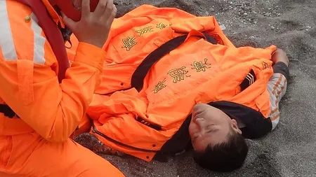 Un taiwanez a fost salvat după ce a plutit pe mare 60 de ore, agăţat de capacul unui sicriu