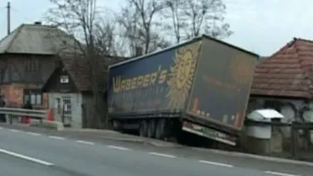 Un TIR a intrat într-o casă, în Arad. O femeie şi fiica sa de 10 luni au ajuns la spital