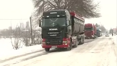 Convoi de 30 de TIR-uri blocate de trei zile în zăpadă, conduse de poliţişti spre Capitală