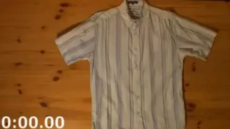 Vă grăbiţi? Cum puteţi împături un tricou în doar 2 secunde VIDEO