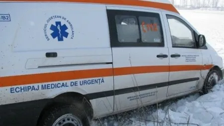 Cinci bărbaţi, transportaţi la spital după ce au căzut cu maşina într-o râpă