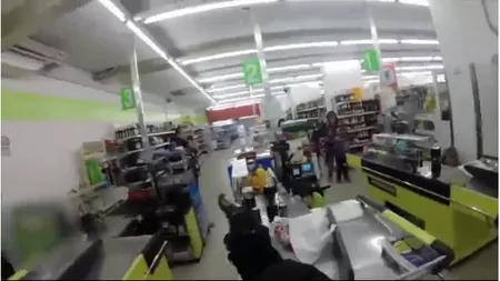 Cum arată un JAF prin ochii unui hoţ: Mai mulţi bărbaţi s-au filmat în timp ce au prădat un SUPERMARKET VIDEO