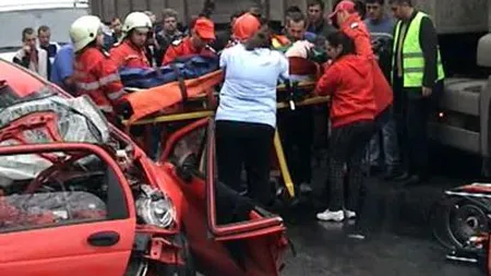 DESCARCERARE în DIRECT. Cum este scoasă o femeie din Matiz, după ce a intrat în plin într-un camion