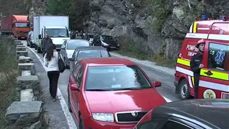 Defileul Jiului, BLOCAT de un TIR răsturnat VIDEO