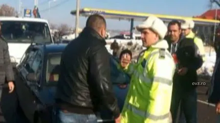 Vama Siret, blocată de peste 100 de protestatari. Mascaţii, chemaţi în ajutor