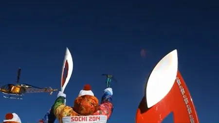 JO de IARNĂ: Flacăra Olimpică a Jocurilor de Iarnă de la Soci a ajuns pe cel mai înalt munte din Europa VIDEO