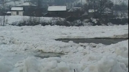 Stare de alertă în Neamţ, pe râul Bistriţa: S-au format blocuri de gheaţă şi de cinci metri grosime