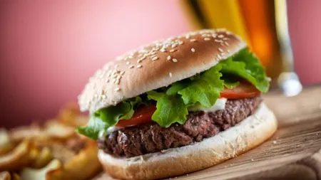 Descoperă secretul de a mânca un hamburger fără a pierde din conţinut