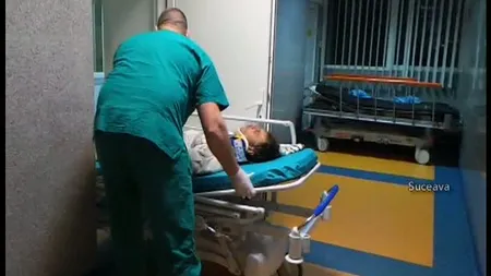 O familie întreagă a ajuns la spital după ce un drum s-a surpat
