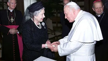 MOMENT ISTORIC la Vatican: Regina Elisabeta şi prinţul consort, Philip se ÎNTÂLNESC cu Suveranul Pontif