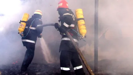 Panică în Braşov. Un hotel a ars la doar câţiva zeci de metri de o benzinărie VIDEO