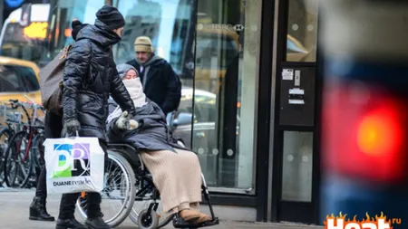 O celebră cântăreaţă, bolnavă de cancer, surprinsă pe străzile din New York. IMAGINI CUTREMURĂTOARE