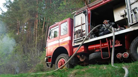 O maşină cu carton a luat foc pe DN 11. Traficul a fost paralizat o jumătate de oră