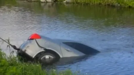 Accident în Vâlcea: O şoferiţă a plonjat în râul Olăneşti